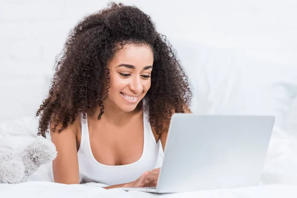 Foco Seletivo Menina Encaracolada Afro Americana Usando Laptop Cama Durante — Fotos gratuitas