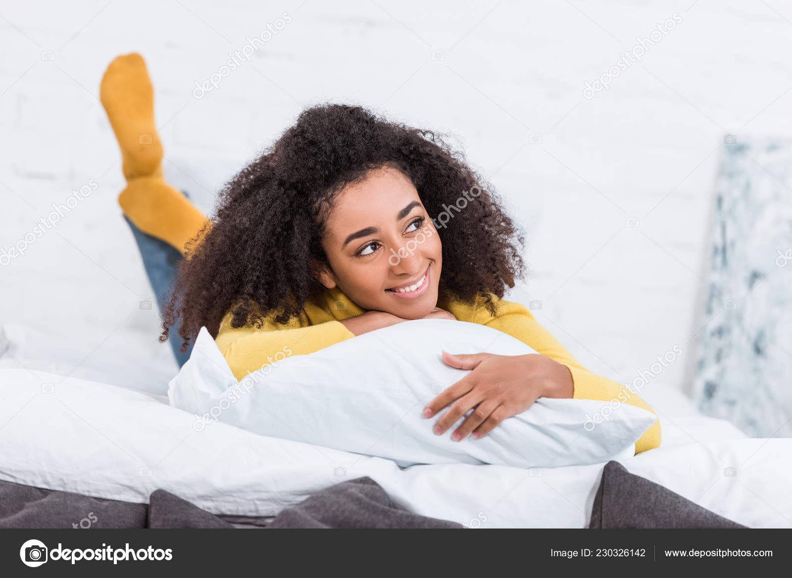 夢のようなアフリカ系アメリカ人若い美人ベッドに敷設し 離れて見て 無料のストック写真 C Edzbarzhyvetsky