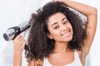 evde saç kurutma kıvırcık güzel Afro-Amerikan Kız portresi