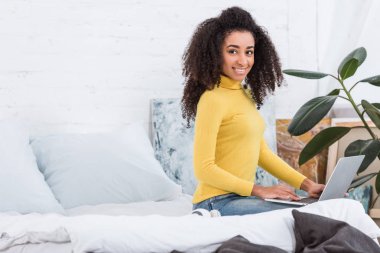 Afrikalı-Amerikalı genç kadın freelancer laptop evde çalışma