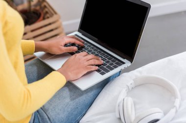 evde boş ekranlı dizüstü bilgisayar üzerinde çalışan kadın Freelancer kısmi görünümü