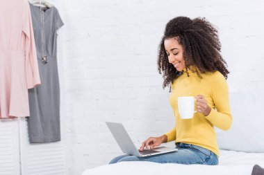 kahve fincanı laptop evde çalışma ile neşeli Afrikalı-Amerikalı kadın serbest meslek