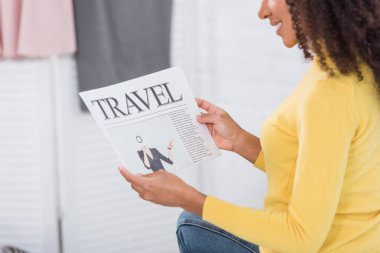 kısmi gülümseyen kız seyahat gazetesi evde okuma görünümünü