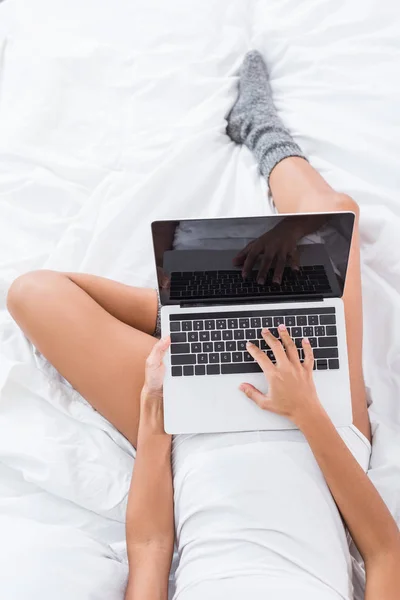 Evde Yatakta Boş Ekranlı Dizüstü Bilgisayar Kullanan Kadın Kırpılmış Görüntü — Ücretsiz Stok Fotoğraf
