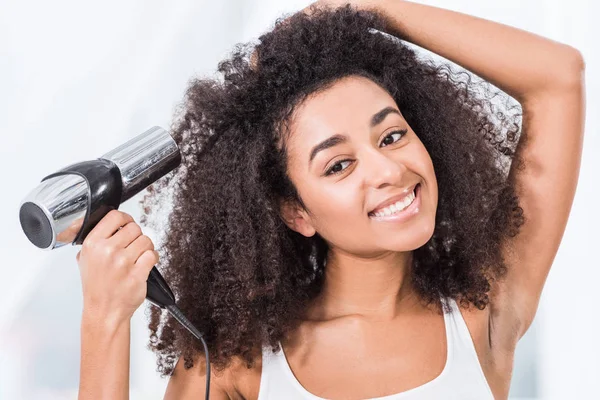 Retrato Rizado Hermosa Africana Americana Chica Secando Pelo Casa — Foto de Stock