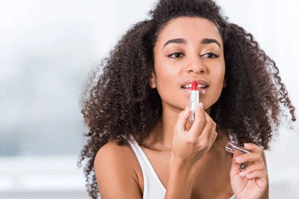 Bela Encaracolado Jovem Mulher Aplicando Batom Vermelho — Fotografia de Stock