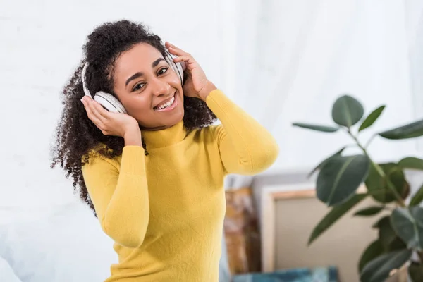 Potret Muda African American Wanita Mendengarkan Musik Headphone — Foto Stok Gratis