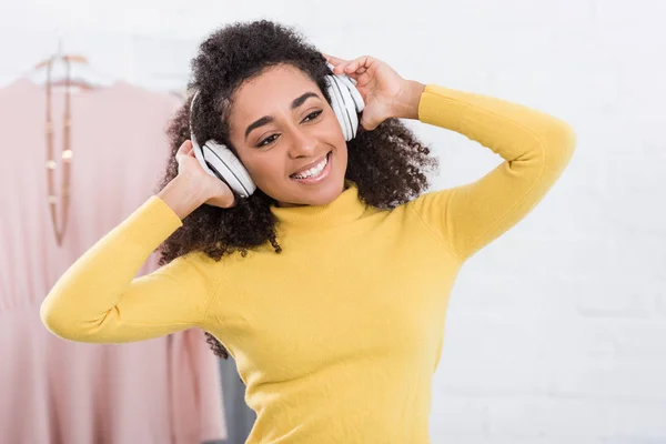 Feliz Joven Afroamericana Mujer Escuchando Música Auriculares — Foto de stock gratis