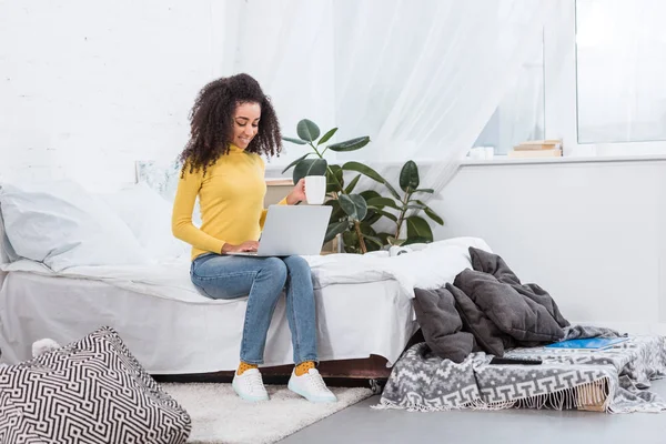 Mujer Afroamericana Freelancer Con Taza Café Trabajando Ordenador Portátil Casa — Foto de stock gratis