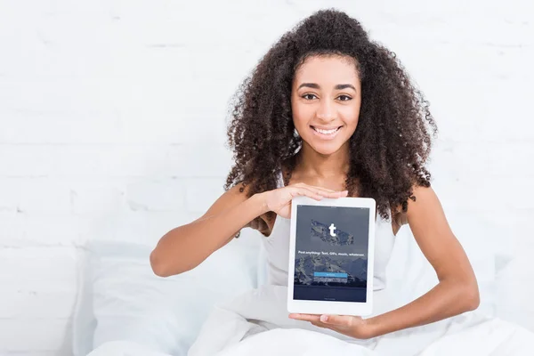 Happy African American Girl Showing Digital Tablet Tumblr Screen Bed — Stock Photo, Image