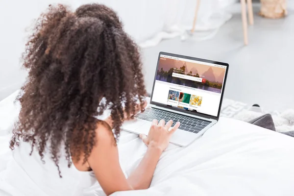 Rear View Curly Woman Using Laptop Shutterstock Screen Bed Home — Stock Photo, Image