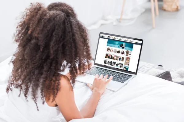 Rear View Curly Woman Using Laptop Amazon Screen Bed Home — Stock Photo, Image