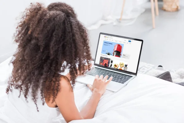 Rear View Curly Woman Using Laptop Ebay Screen Bed Home — Stock Photo, Image