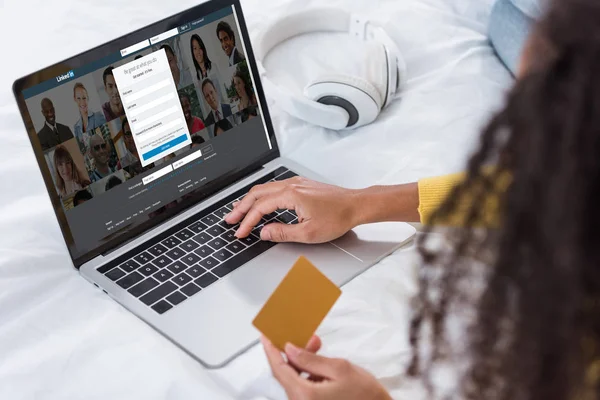 Imagem Cortada Mulher Segurando Cartão Crédito Usando Laptop Com Linkedin — Fotografia de Stock