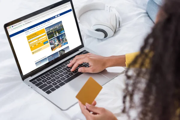 Cropped Image Woman Holding Credit Card Using Laptop Booking Screen — Stock Photo, Image