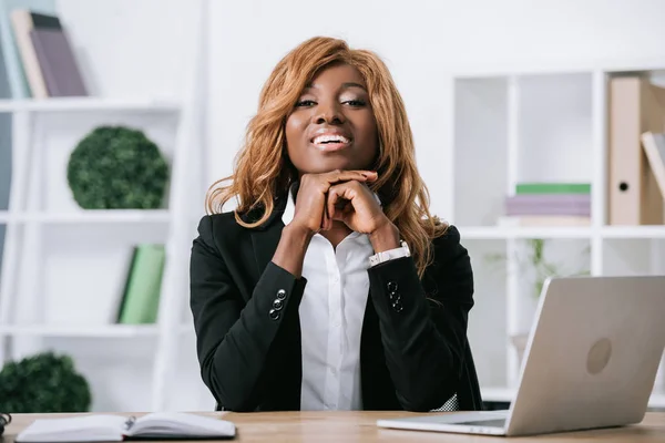 Fröhliche Afrikanisch Amerikanische Geschäftsfrau Modernen Büro — Stockfoto