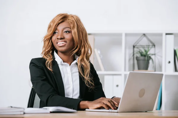Fröhliche Afrikanisch Amerikanische Geschäftsfrau Tippt Auf Laptop Modernem Büro — kostenloses Stockfoto