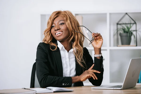 Güzel Afro Amerikan Işkadını Holding Modern Ofiste Gözlük — Ücretsiz Stok Fotoğraf