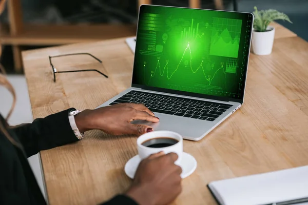 African American Vrouw Met Laptop Met Grafieken Afbeeldingen Het Scherm — Gratis stockfoto