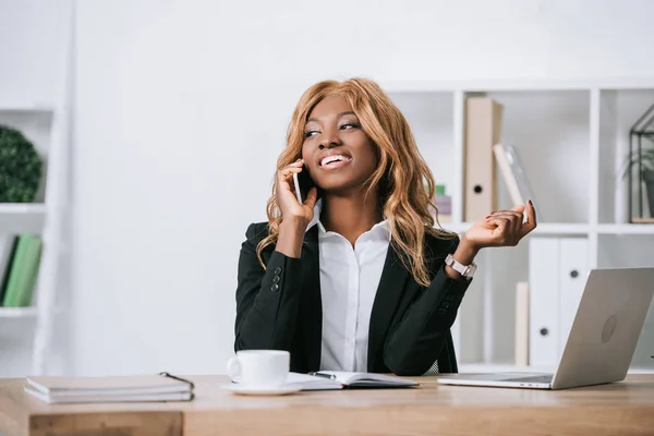 Attractive African American Businesswoman Talking Smartphone — Free Stock Photo