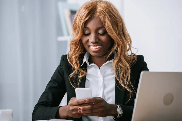 Schöne Afrikanisch Amerikanische Geschäftsfrau Mit Smartphone Büro — Stockfoto