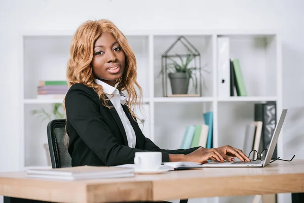 Bela Mulher Negócios Afro Americana Digitando Laptop Escritório — Fotografia de Stock Grátis