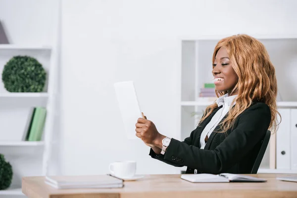 Cheerful African American Businesswoman Using Digital Tablet Modern Office — Free Stock Photo
