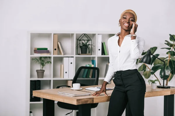 Happy African American Businesswoman Short Hair Talking Smartphone Modern Office — Stock Photo, Image