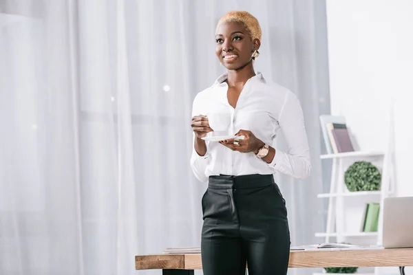 Atractiva Mujer Negocios Afroamericana Con Pelo Corto Sosteniendo Taza Con — Foto de stock gratuita