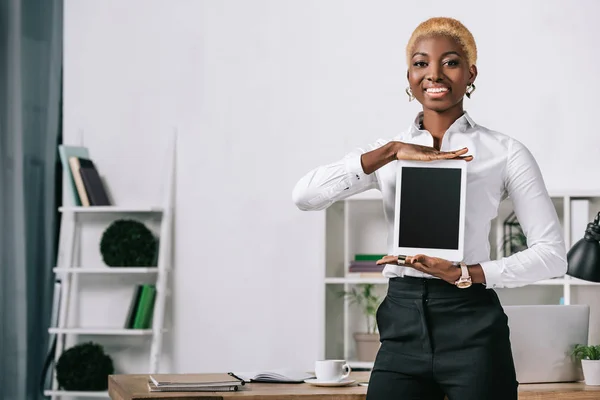 Щаслива Афроамериканка Показує Цифровий Планшет Порожнім Екраном — стокове фото