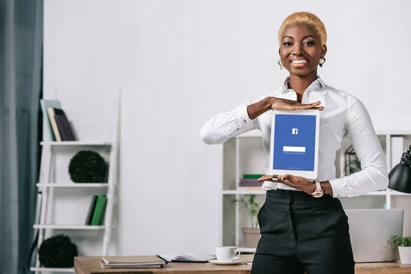 Alegre Afroamericana Mujer Mostrando Tableta Digital Con Aplicación Facebook Pantalla —  Fotos de Stock