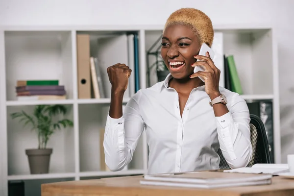 Felice Donna Affari Africana Americana Che Parla Smartphone Mostra Segno — Foto Stock