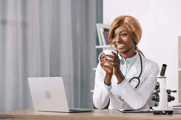 Beautiful African American Scientist Holding Cup Drink — Free Stock Photo