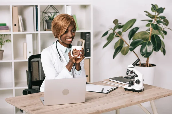 Attractive African American Scientist Holding Cup Drink — Free Stock Photo