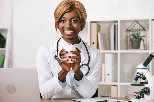 Happy Female African American Scientist Holding Cup — Free Stock Photo