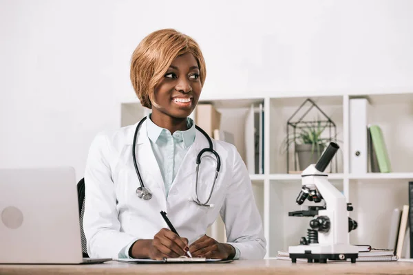 Ilmuwan Amerika African Indah Duduk Dengan Stetoskop — Foto Stok Gratis