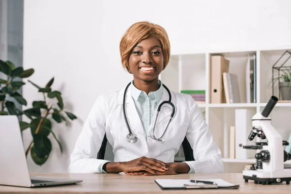 Kvinnliga Afrikanska Amerikanska Forskare Sitter Med Stetoskop — Stockfoto