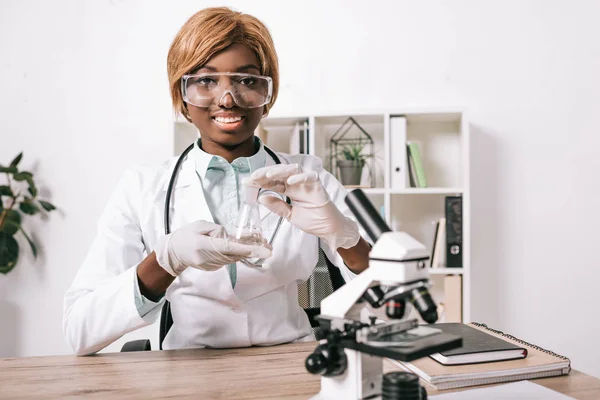 Cientista Afro Americano Fêmea Segurando Frasco Laboratório — Fotografia de Stock