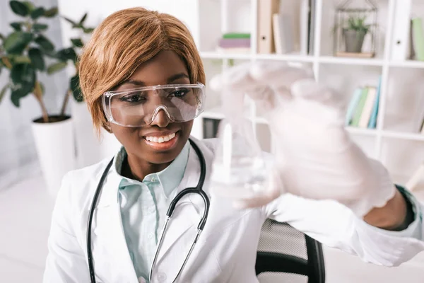 Schöne Afrikanisch Amerikanische Wissenschaftlerin Reagenzglas Mit Flüssigkeit — Stockfoto