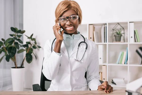 Alegre Cientista Afro Americano Feminino Falando Smartphone — Fotos gratuitas