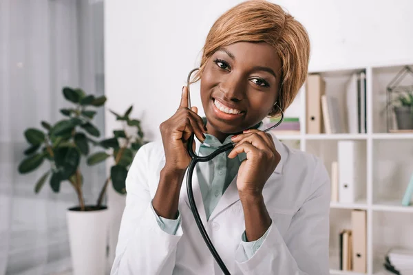 Female African American Scientist Stethoscope Ears — Free Stock Photo