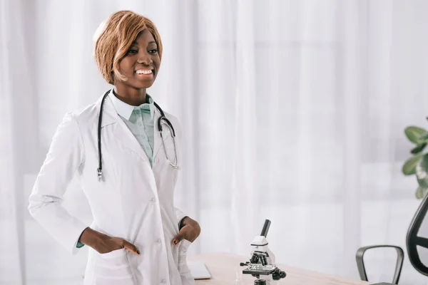 Attractive African American Scientist Standing Hands Pockets — Free Stock Photo