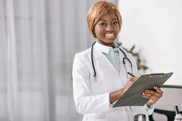 Smiling African American Doctor Stethoscope Clipboard — Free Stock Photo