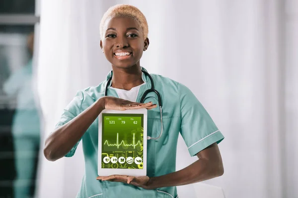 Enfermera Afroamericana Sonriente Con Estetoscopio Sosteniendo Tableta Digital Con Ritmo — Foto de stock gratis