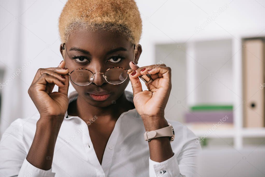 selective focus of african american businesswoman wearing glasses 