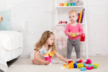 sevimli kız çocuk odası Kurucuda ile oynarken