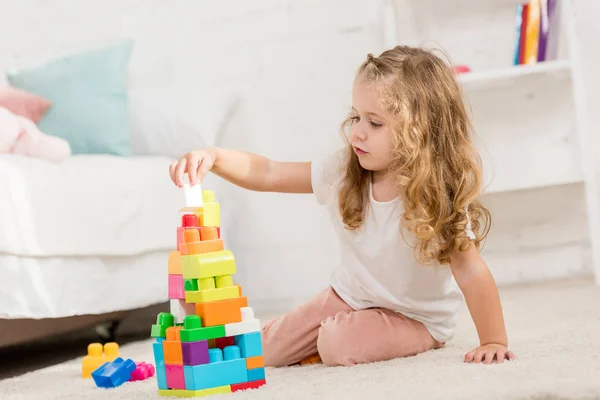 Criança Adorável Brincando Com Construtor Plástico Colorido Tapete Sala Crianças — Fotografia de Stock