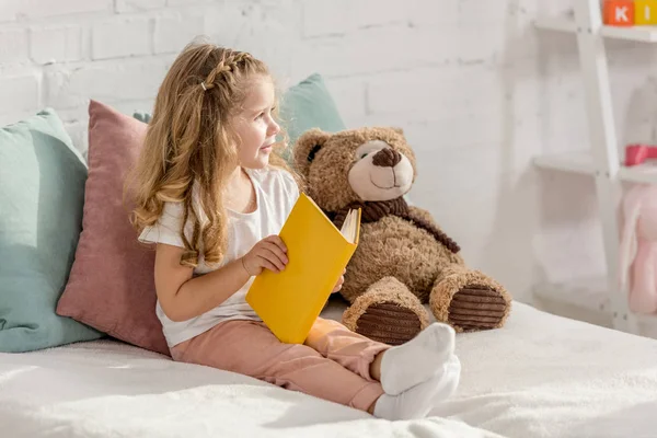 Adorable Kid Gra Misiem Czytanie Książki Łóżku Pokoju Dzieci — Zdjęcie stockowe