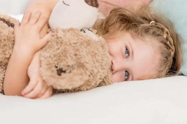 Cheerful Adorable Kid Hugging Teddy Bear Bed Children Room — Stock Photo, Image