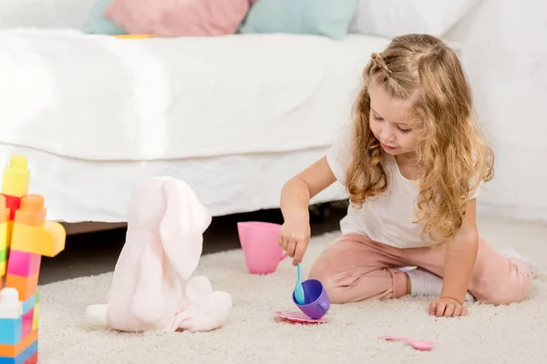Adorable Preescolar Jugando Con Conejo Juguete Vasos Plástico Habitación Los — Foto de Stock